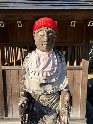 お地蔵さまに帽子の寄進
