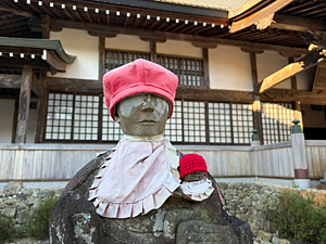 お地蔵さまに帽子の寄進